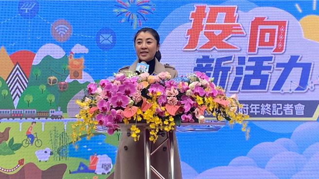 县长许淑华开心跟县民分享自己就职前夕一份新媒体民调施政满意度达8成以上的喜悦，感谢县民的肯定与支持。曾雪蒨摄