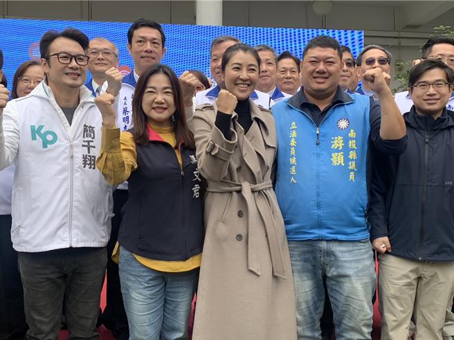 南投县长许淑华(前排中)与县府主管、民意代表合影，握拳强调自己会为了南投成为宜居城市继续努力。曾雪蒨摄