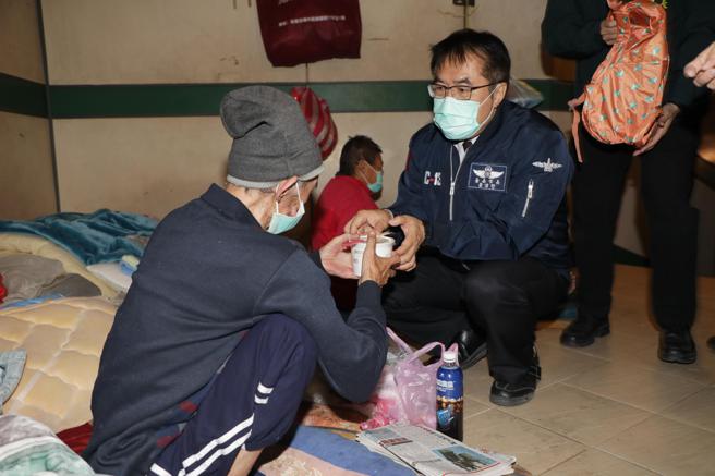 台南市長黃偉哲赴火車站發放雞湯與禦寒衣物。（圖／台南市政府提供）
