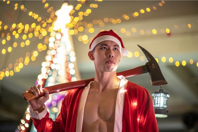 为庆祝耶诞节，桃园市消防员化身消防猛男，展现平时训练肌肉。（翻摄照片）