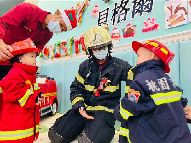 桃园市消防局人员在耶诞节前夕向小朋友宣导防灾重要性。（翻摄照片）