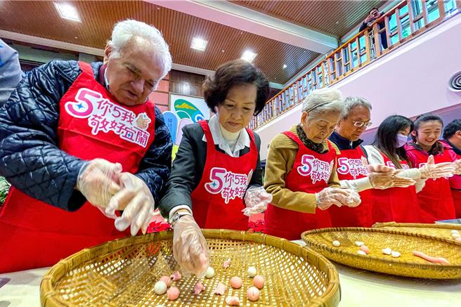 宜兰县长林姿妙（左二）今天邀请秘克琳神父（左一）等人参与就职5周年活动，正逢冬至，眾人一起搓汤圆，还与县府员工们一起分享、品尝。（李忠一摄）