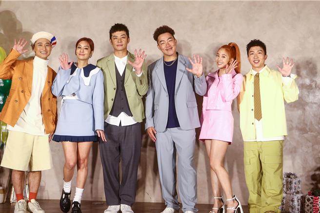 郭泓志（右3）加入营业中，浩子（左起）、莎莎、姚元浩、鬼鬼、张立东。（邓博仁摄）