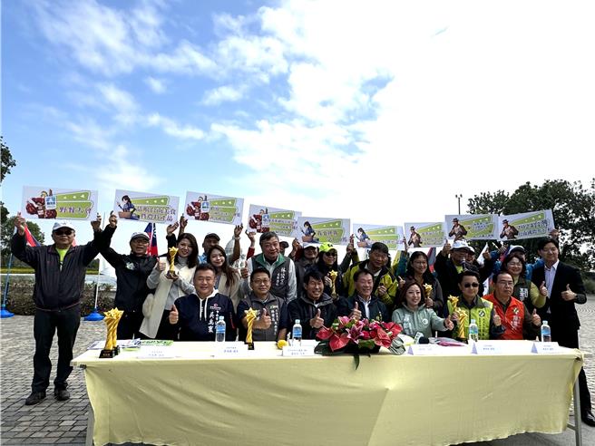 首屆台南國際馬拉松將於明年1月7日登場，主辦單位邀集體育局長陳良桿及多名市議員在奇美博物館的阿波羅噴泉廣場宣傳賽事。(曹婷婷攝)