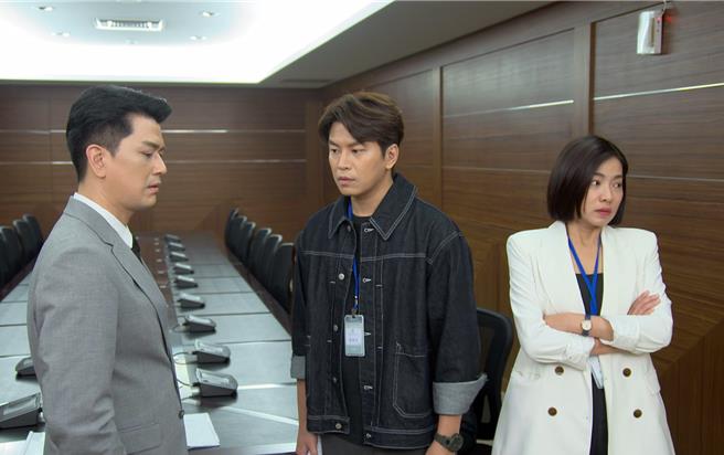 米可白（右）和前夫潘逸安（左）相遇气氛冻结，萧景鸿夹在中间。（台视提供）