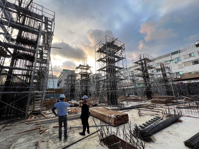 永龙建设独家的九米柱钢筋工法，执行长亲自巡检工地现场，确认所有钢筋绑扎是否到位。(图/业者提供) 