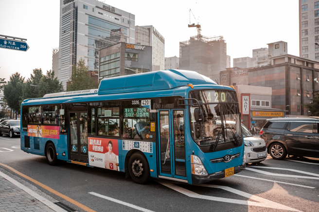 韓國京畿道水原市的水原火車站前公車站今天下午發生公車衝撞行人事故，造成1死17傷。（示意圖／shutterstock）
