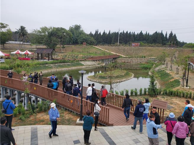 后庄埤位于云林县府文观处对面，明年一月将试营运，图文22日云林县议会考察。（周丽兰摄）