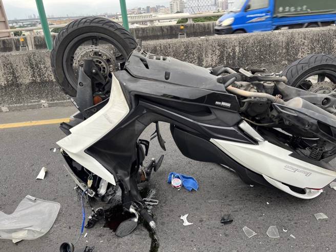 新北市1名28歲林姓黃牌重機騎士，行經泰山區台65高架0.2K處疑因未注意前車狀況煞車不及，追撞前方23歲范姓男駕駛的自小客車，導致機車翻轉180度「倒頭栽」。（圖／警方提供）