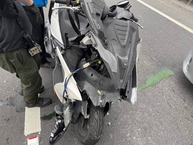 新北市1名28歲林姓黃牌重機騎士，行經泰山區台65高架0.2K處疑因未注意前車狀況煞車不及，追撞前方23歲范姓男駕駛的自小客車，導致機車翻轉180度「倒頭栽」。（圖／警方提供）