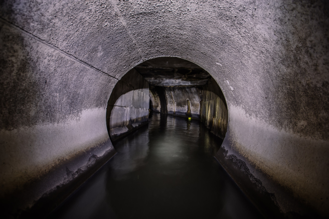 巴西一名7岁男童因暴雨不慎跌进排水沟，在下水道漂了300多公尺，竟奇蹟生还从另一处管道排出。(示意图/达志影像)