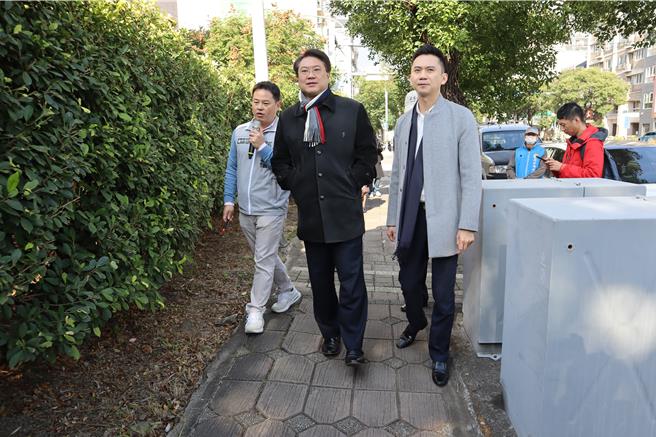 竹北市长郑朝方（左三）力争县政二路人行空间及道路改善工程经费，内政部长林右昌（左二）22日亲访竹北视察。（邱立雅摄）