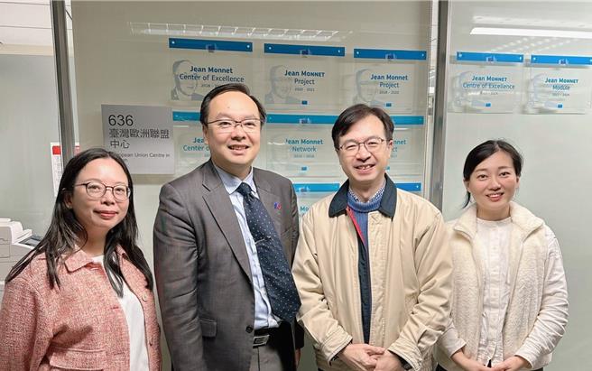 中原大学国际长魏大钦（右二）与建筑系教授林晓薇（左一）拜访台湾欧洲联盟中心执行长郑家庆（左二），商讨后续合作事宜。（中原大学提供／蔡明亘桃园传真）