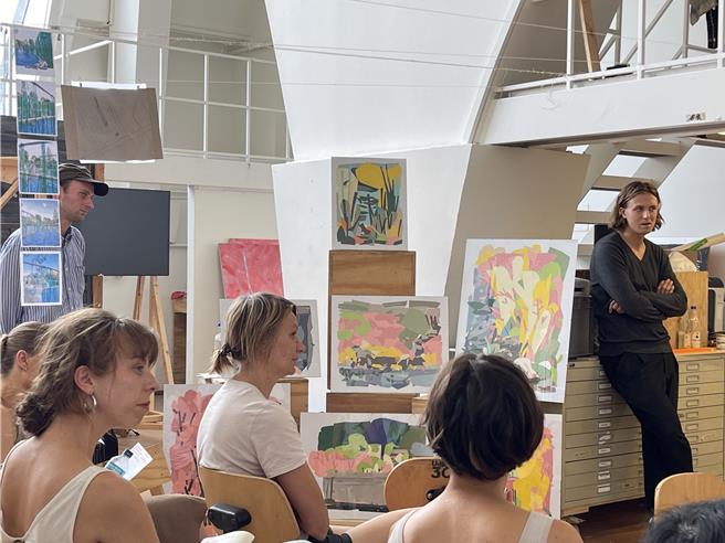 为筹备「莫内计画」课程，中原大学建筑系师生参访柏林艺术大学建筑系评图。（中原大学提供／蔡明亘桃园传真）