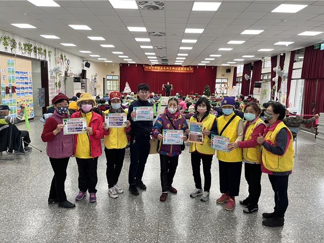 桃园市平镇警分局21日配合社会局办理义兴里社区关怀照顾据点联繫会报，宣导近期诈骗案例及防制对策。（翻摄照片／蔡明亘桃园传真）