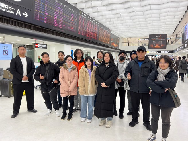 赴日本舞子、白馬47及大系等滑雪場之玄奘大學應日系實習生於成田國際機場合照。(照片/玄奘大學提供)