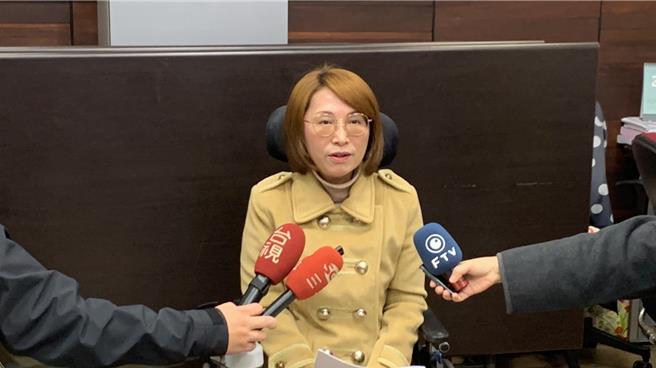 基隆市中正區一名85歲獨居張姓老翁因安置銜接有疏失而不幸意外身亡事故，社會處長楊玉欣表示，當時社工實在無法在當天找到可安置處所，最終陪伴老翁回住所，確認用餐就寢後才離去。會檢討相關措施，務必讓未來出院安置能「無縫接軌」，避免憾事再發生。（徐佑昇攝）