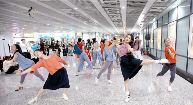 桃园高中舞蹈班学生前往桃园机场快闪演出，赢得旅客热烈掌声。（范扬光摄）