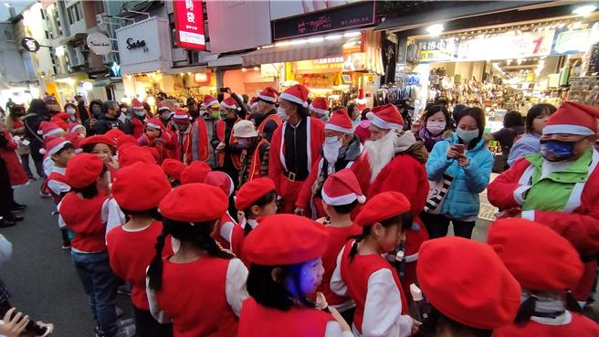 台中市逢甲觀光夜市管委會，21日邀請華山基金會50名獨老逛夜市，並由長輩扮起聖誕老公公，沿街分送糖果，度過極具意義的耶誕節。（華山基金會提供／王煌忠台中傳真）