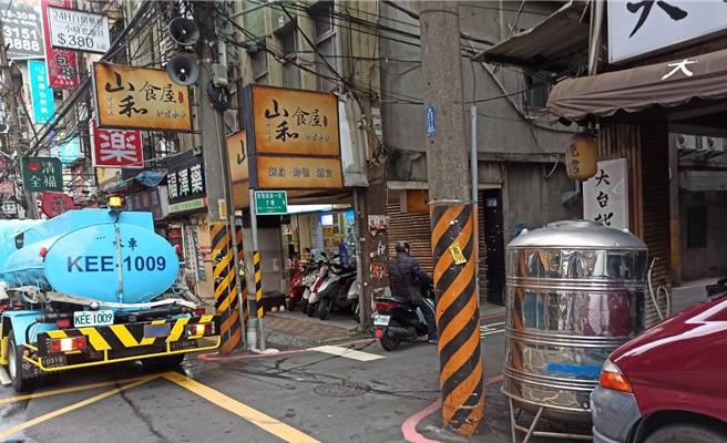 新北市板桥区地下水管线破裂，台湾自来水公司预计抢修工程将持续至明天上午10时，新北市府也开放11处临时供水站，降低民眾用水不便。（新北市水利局提供）