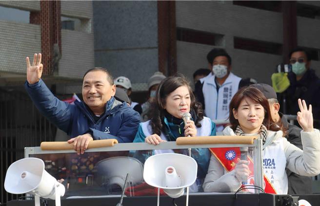 國民黨總統候選人侯友宜（左）22日回故鄉嘉義縣掃街拜票，希望郭董和他並肩作戰。（呂妍庭攝）