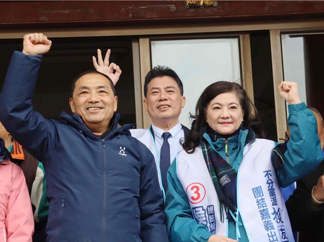 民进党籍前省谘议员黄文峯与曾任民进党嘉义县党部主委的太太黄丽贞现身挺侯友宜，民进党嘉义县党部说重话。（吕妍庭摄）