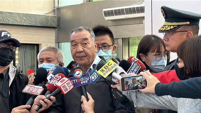 国防部长邱国正今天下午南下高雄探视受伤5名官兵，表达关切之意，强调「海军发生憾事要检讨，不是责怪」。（林雅惠摄）