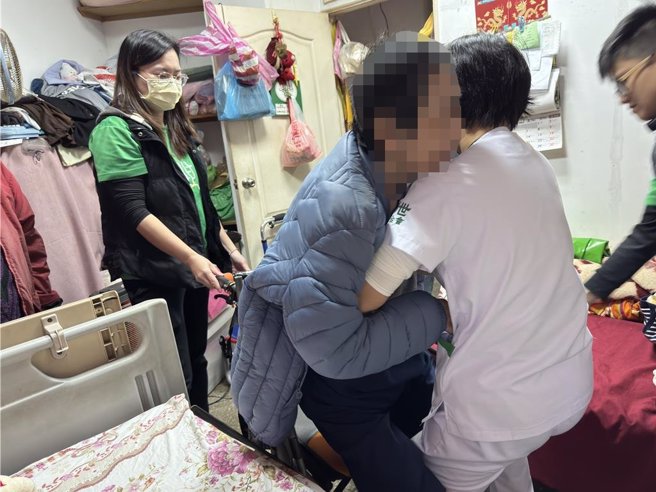 創世到宅團隊22日上午來到70歲張女士家，她獨力照顧72歲臥床的姐姐，團隊幫張女士的姐姐泡腳、關懷訪視。（創世基金會提供）