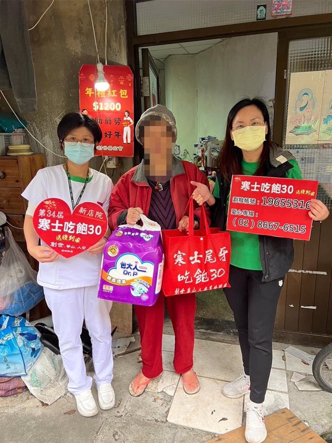 創世基金會新店院院長張淑娟22日上午探訪70歲張女士家。（創世基金會提供）