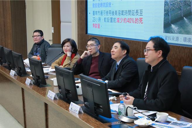 基隆市政府与国立台湾海洋大学23日在海大第二演讲厅，召开「市海再生平台会议」，市长谢国梁（中）期待藉由正滨渔港和海大未来亲水沙滩串连，同时思考民宿与露营车体验，为地方观光产业探寻新出路。（基隆市政府提供／徐佑升基隆传真）