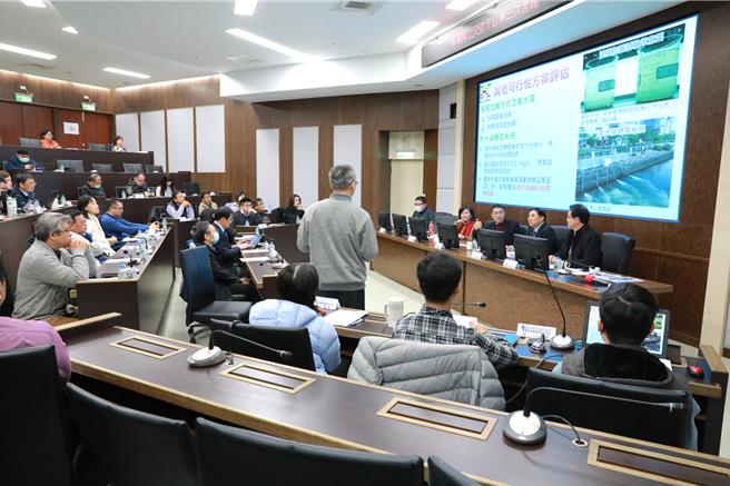 基隆市政府与国立台湾海洋大学23日在海大第二演讲厅，召开「市海再生平台会议」，海大提出北寧路海岸防护改善计画简报，期许能透过双方合作，促进更多观光与其他领域效益。（基隆市政府提供／徐佑升基隆传真）
