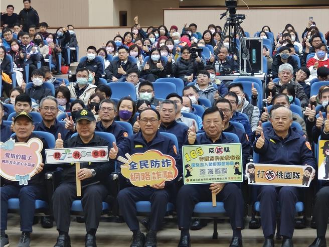 诈骗手法层出不穷，桃园市成立「打诈桃园队」，22日表扬桃园金融机构阻诈有功人员。（赖佑维摄）