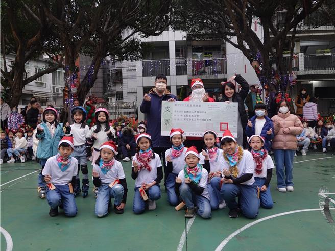 新北市私立育才国民小学全体师生与家长，与世界和平会协力「抢救受飢儿」已迈入第4年，共捐出约127万元予世界和平会。（世界和平会提供／林良齐台北传真）