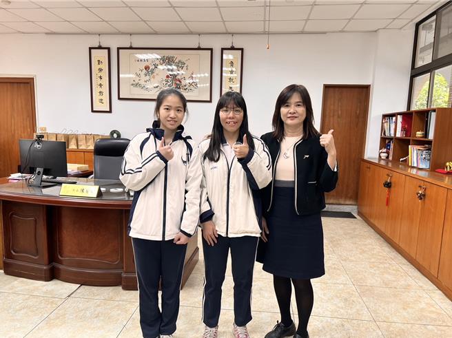 台灣大學希望入學及特殊選才錄取結果出爐，國立彰化女中高三生胡采羚（中）、曾梓晴（左）順利錄取，彰女校長陳香妘（右）勉勵兩人持續精進努力。（彰化女中提供／孫英哲彰化傳真）