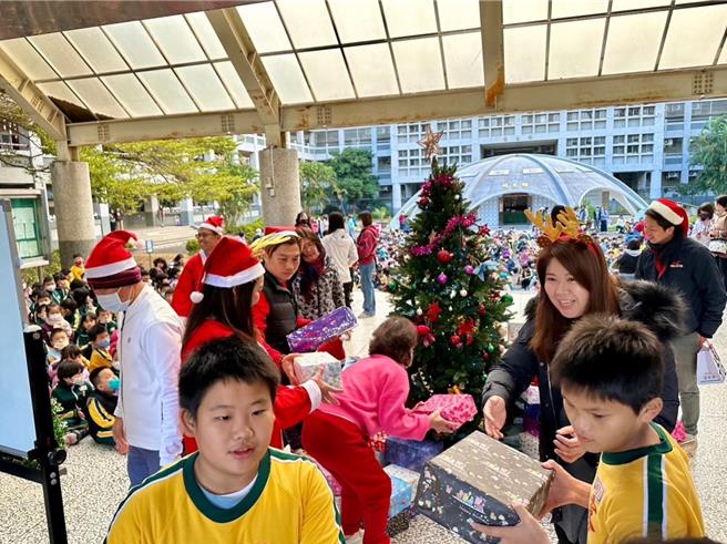 邻近岁末寒冬与耶诞节前夕，台中市雾峰国小学童募集近250盒爱心物资，22日起陆续出发分送到台中、南投地区4所偏乡学校，鼓励学童关怀偏乡需求，也建立「施比受更有福」的观念。（雾峰国小提供／潘虹恩台中传真）