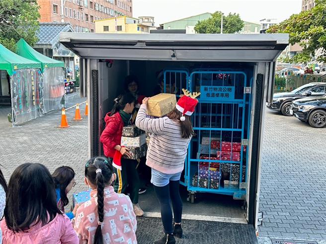 为建立「施比受更有福」观念，台中市雾峰国小带领学童募集近250盒爱心鞋盒，22日起陆续出发分送到台中、南投地区4所偏乡学校，志工与师生接力将一个个爱心鞋盒整装上车。（雾峰国小提供／潘虹恩台中传真）