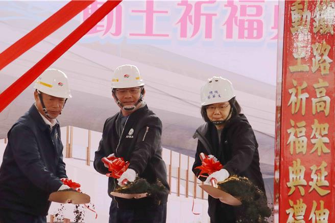 「嘉義縣市鐵路高架化延伸計畫」先期工程22日動土開工，動土典禮由蔡英文總統（右）親自主持，總統府祕書長林佳龍（中）、嘉義縣長翁章梁（左）等各界一同參與動土。（呂妍庭攝）