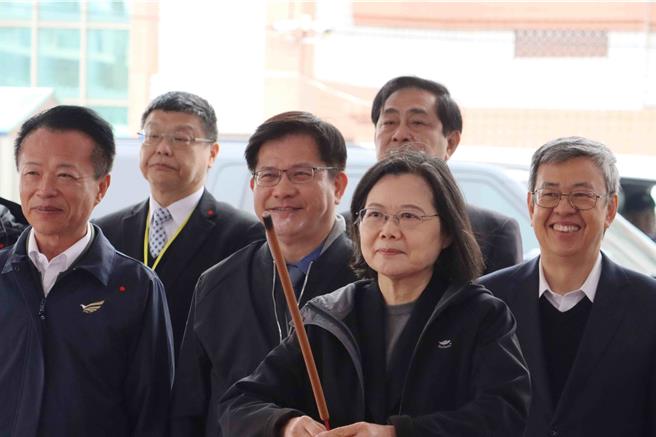 「嘉義縣市鐵路高架化延伸計畫」先期工程22日動土開工，動土典禮由蔡英文總統（前排）親自主持，行政院長陳建仁（第二排右至左）、總統府祕書長林佳龍、嘉義縣長翁章梁等各界一同出席。（呂妍庭攝）