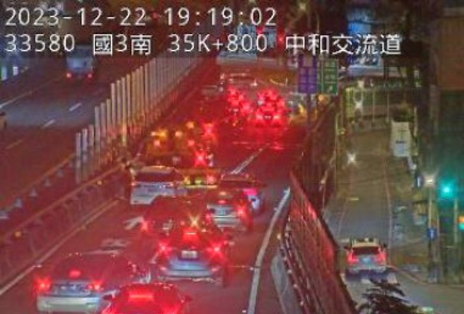 今（22）日晚間19時許，國道3號北向35.9公里處中和交流道發生追撞事故。（翻攝畫面）