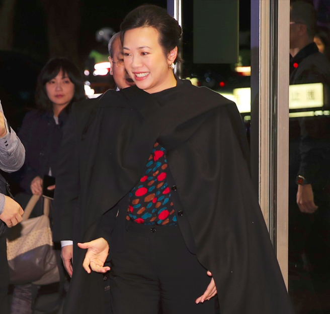 中选会22日举行副总统候选人的政见发表会，民眾党副总统候选人吴欣盈步入会场。（季志翔摄）