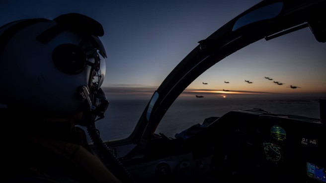 瑞典空军学校庆祝105教练机服役60周年，同时也标志着它的最后一次「圣诞树飞行」该型号将在明年初被逐步除役。（瑞典国防部）