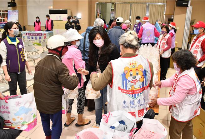 彰化縣政府20日啟動低溫關懷機制，辦理「寒冬送暖 溫暖街友心」等活動。（彰化縣政府提供／孫英哲彰化傳真）
