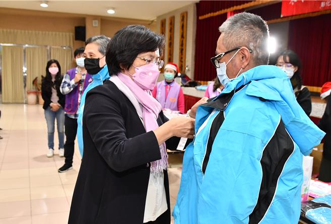 彰化縣政府20日舉辦「寒冬送暖 溫暖街友心」等活動，由彰化縣長王惠美（左）親自發放熱食及禦寒物資。（彰化縣政府提供／孫英哲彰化傳真）
