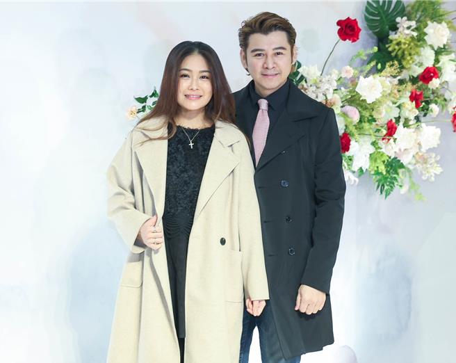 陳宇風帶著老婆葉家妤來參加弟弟婚禮。（粘耿豪攝）