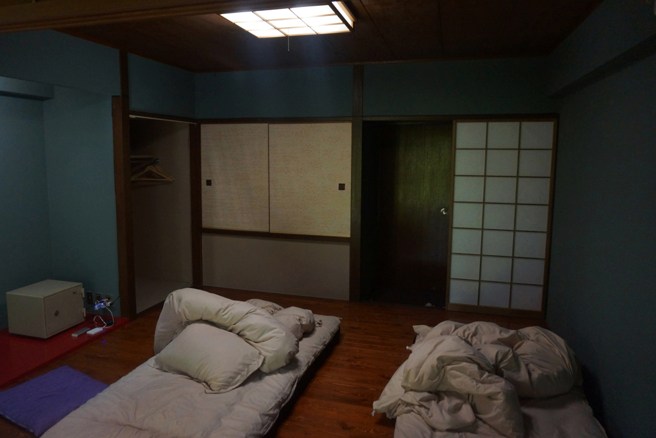 一名女網友近日前往大陸廈門旅遊，當晚入住一家5星級飯店7樓房間後，除了渾身倍感不適，更不時驚覺「房間裡好像有人走來走去」。（示意圖 / shutterstock）