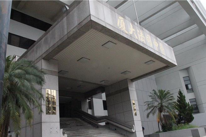 台中地檢偵辦1家網媒涉境外勢力介選，21日展開搜索8處、傳喚林姓記者及蘇男等9人，檢方訊後22日以兩人違反《反滲透法》等涉嫌重大等理由，向法院聲押，經裁定林羈押獲准、蘇則請回。（本報資料照片／陳淑芬台中傳真）