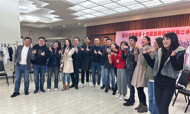 台北市議員不分黨派，響應台北市議會議長戴錫欽（左七）的號召，捐出自己的二手衣物、鞋子舉辦義賣活動，預計於25日登場。而義賣所得也將捐給慈善機構。（丁上程攝）