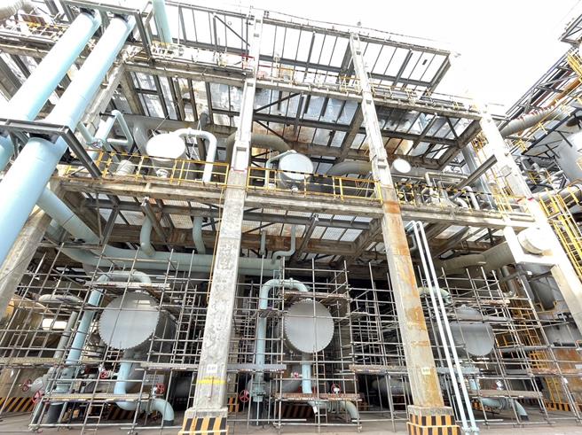 大陆中止部分石化产品关税优惠，虽对中油无直接影响，不过中下游客户可能因此提料减少，间接影响中油营收。图为中油林园石化厂内的新三轻工厂。(中油提供)