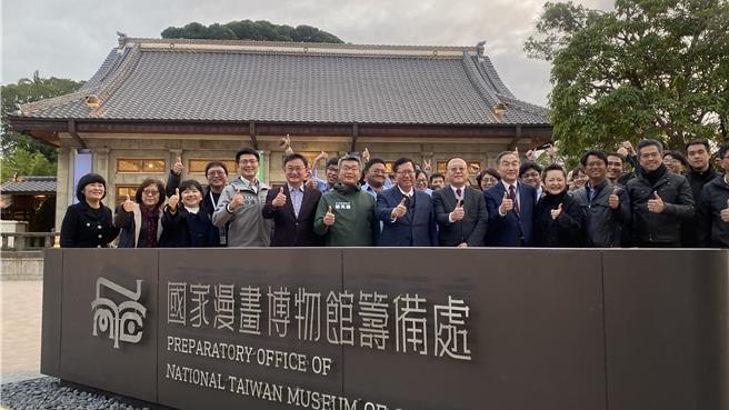 国漫馆将在23日开展，行政院副院长郑文灿（前排中）22日晚间参加「大树榕光」及试营运点灯，宣告国漫馆真的来了。（陈淑芬摄）