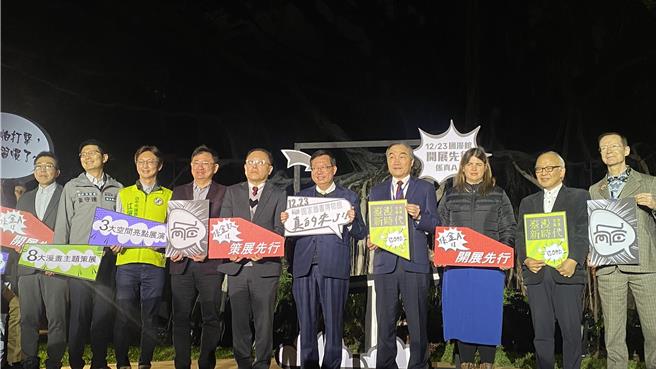 国漫馆将在23日开展，行政院副院长郑文灿（右五）22日晚间参加「大树榕光」及试营运点灯，宣告国漫馆真的来了。（陈淑芬摄）